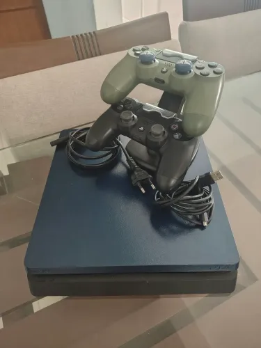 PS4 SLIM 1TB COM 2 CONTROLES E BASE DE CARREGAMENTO