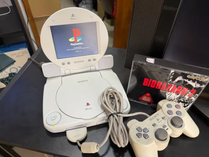 PlayStation 1 com tela 