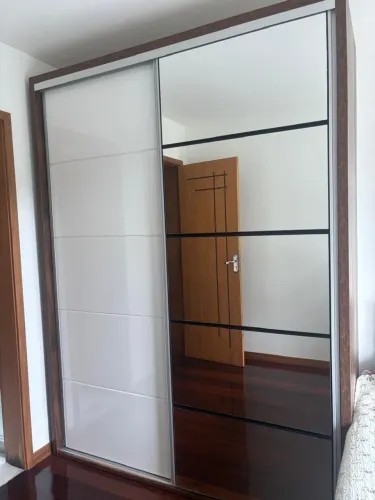 Guarda-Roupa de Casal com Portas de Correr e Espelho