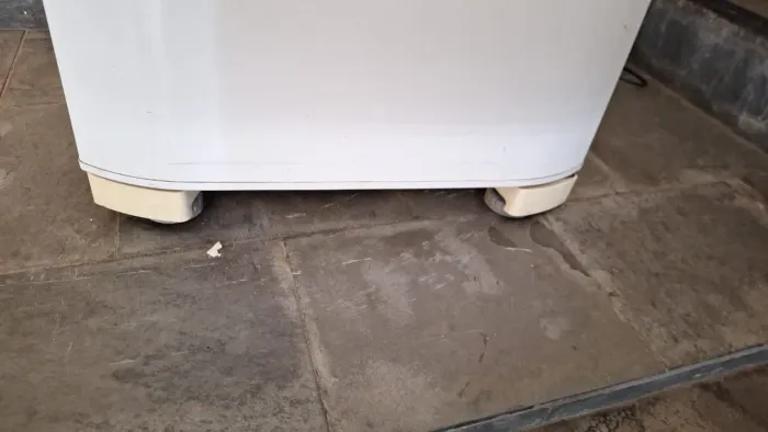 Saia dos pés da geladeira Eletrolux