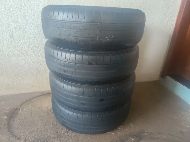 Pneus aro 13 usados kit 4 unidades Dunlop 175/70 R13 em boas condições