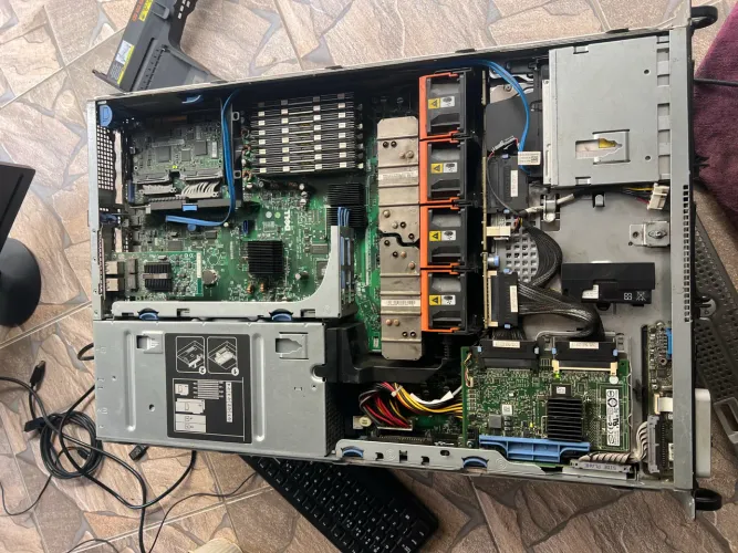 SERVIDOR DELL POWEREDGE 2950 III - SEMINOVO - FUNCIONANDO 32Gb- RAM - 2 xeon - 6 hd 300gb 