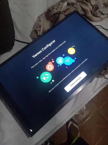 Tv smart Samsung 32 polegadas, com pequena listra preta 