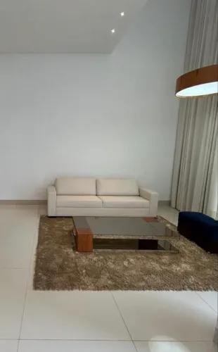 Mesa de centro madeira maciça e tapete felpudo premium