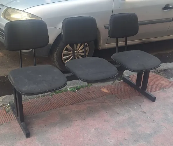 Cadeira de espera de 3 lugares.