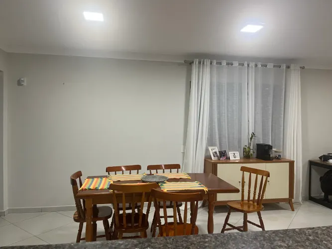 Mesa com 6 cadeiras