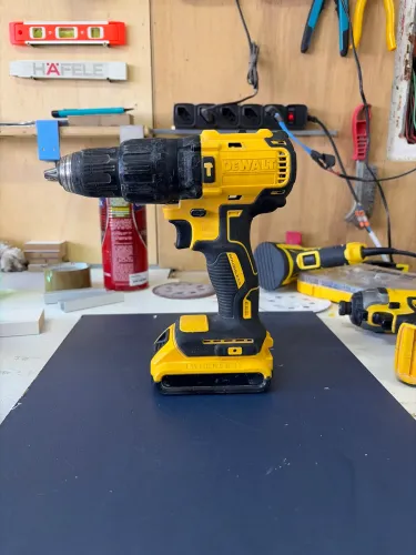 Parafusadeira Dewalt 20v com bateria e carregador