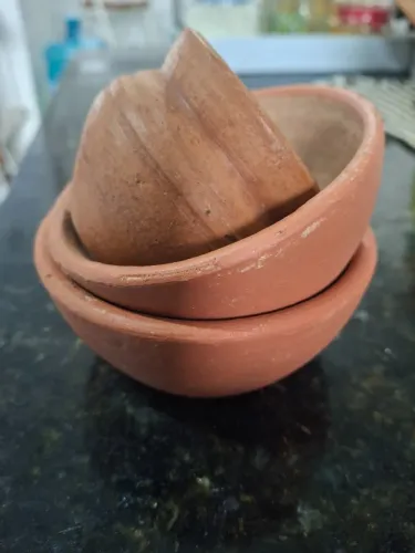 Cumbucas e mini jarro de cerâmica para suculentas