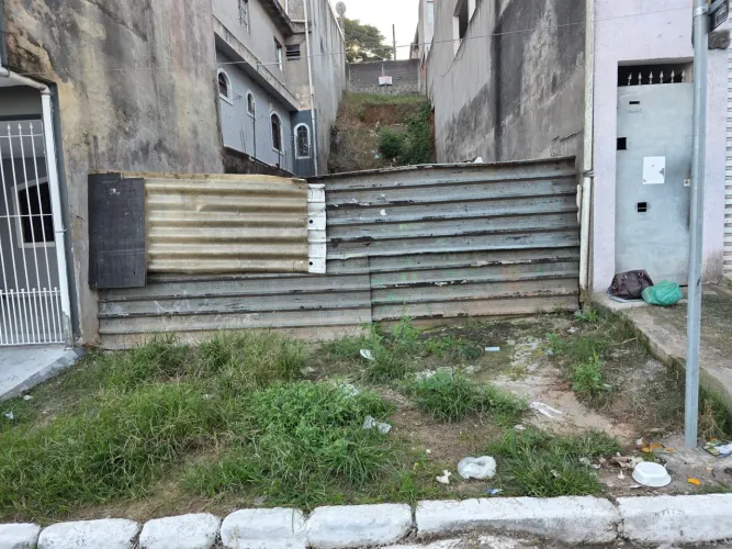 Vendo se um terreno 5 metros de frente e 25 metros de comprimento 
