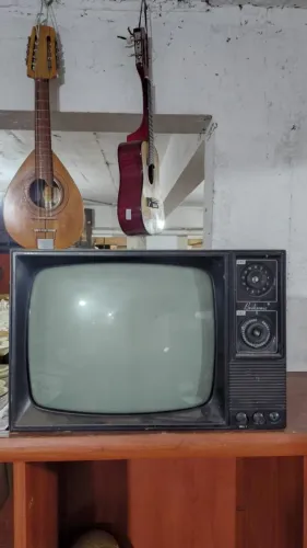 televisão de tubo CRT antiga em preto e branco da marca Brohsonic