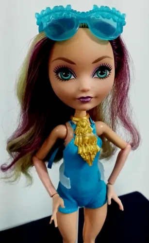 Boneca Ever After High Madeline Hatter Mirror Beach