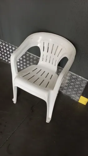 Cadeira De Plástico Branca com Braço