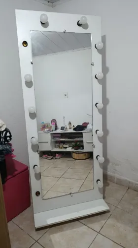 Espelho com lâmpadas