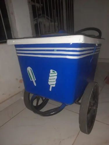 Vende se ou troco montagem de sorveteria