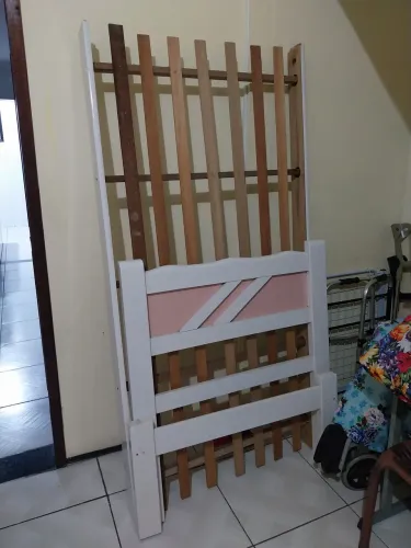 Vendo Estrutura Completa de Cama com Cabeceira Branca e Rosa