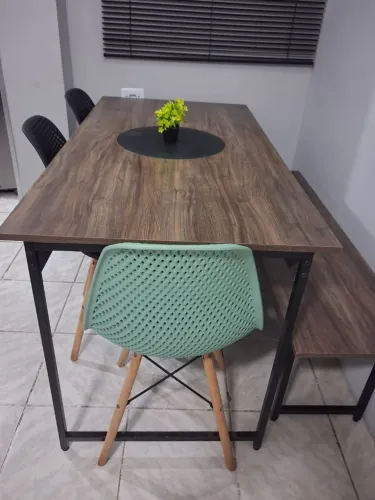  Mesa estilo industrial com cadeiras