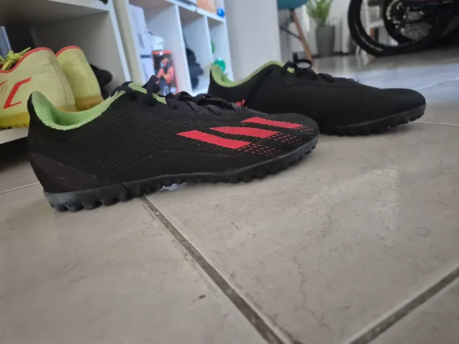 Chuteira adidas