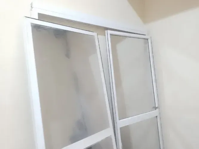 Vende-se um gelagua $300 e uma porta de vidro duas bandas altura 2,17 largura $600