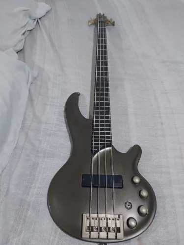 Baixo cort curbow bass