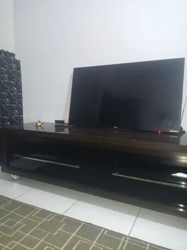 Vendo rack de madeira muito boa