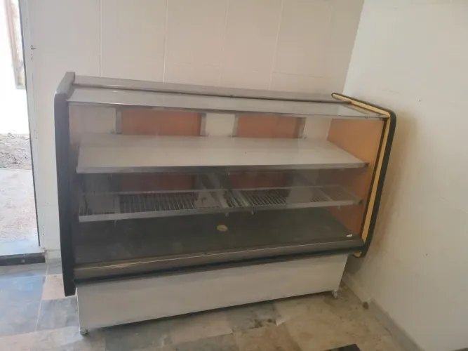 Balcão expositor refrigerado.