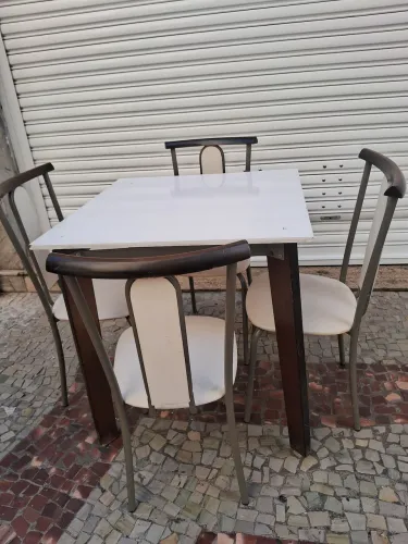 Mesa com 4 cadeiras