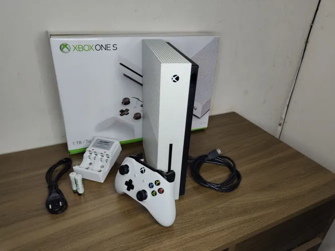 Xbox One S 1TB Digital: Caixa + Cabos + Controle + Carregador e Pilhas - Ótimo Estado!