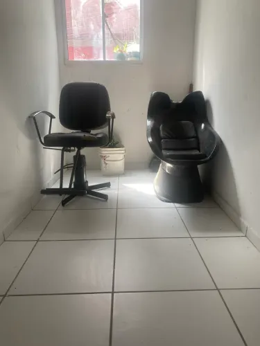 Vende-se cadeira e lavatório