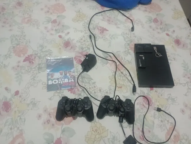 Playstation 2 usado poucas vezes (5 vezes )dois controles para jogar com os amigos