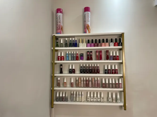 Esmalteiro com esmaltes