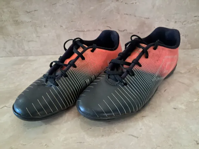 Chuteira Infantil Umbro Vibe Degradê Preta e Laranja - Tamanho 35