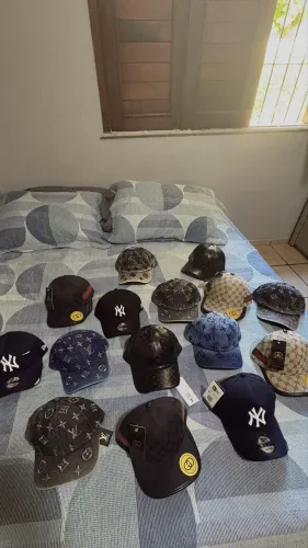 Bonés new era, Gucci e Lv