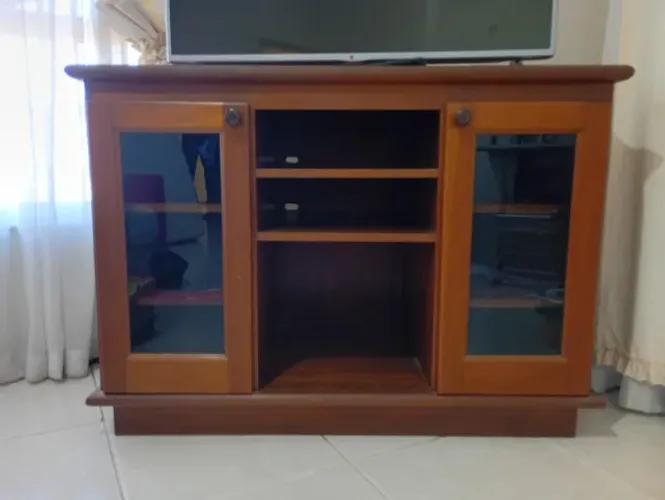 Vendo rack de madeira nobre com portas de vidro