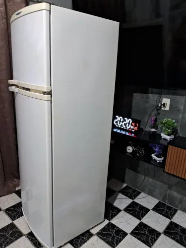 Vendo geladeira Brastemp grande 370 litros funcionando perfeitamente $950 reais aceito 