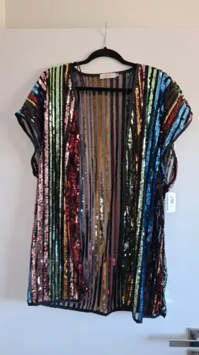 Colete de tule com paetês arco-íris