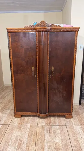 Guarda roupas antigo em madeira de lei, todo talhado na madeira, elegantíssimo!