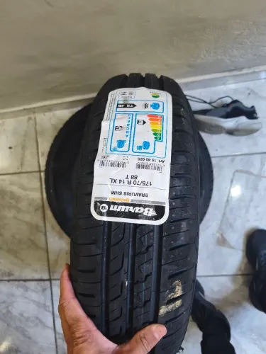 Pneus novos 175/70 14