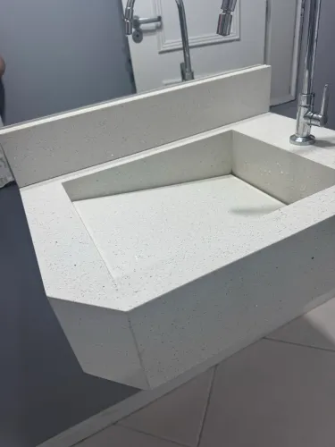 Pia esculpida em mármore para o lavabo