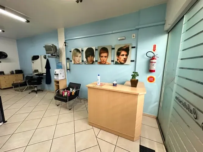 Salão de Beleza / Barbearia Completo - Móveis em Excelente Estado - Oportunidade!