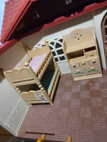 Quarto Criança Sylvanian Families. Beliche e armário. 