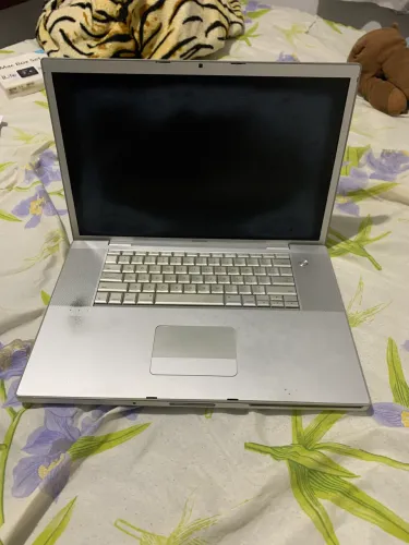 MacBook Pro 17 2008 com defeito na tela para peças ou restauração 