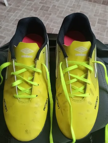 Chuteira umbro tamanho 40