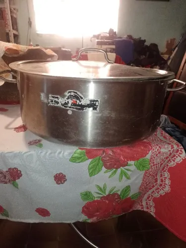Panela de aço inox com 18 cm altura x49 cm boca. Fundo triplo. Perfeito estado. Usada. 