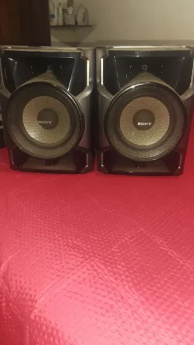 Estou vendendo duas caixas de som da marca Sony tda boa em perfeito estado toda inteira ok