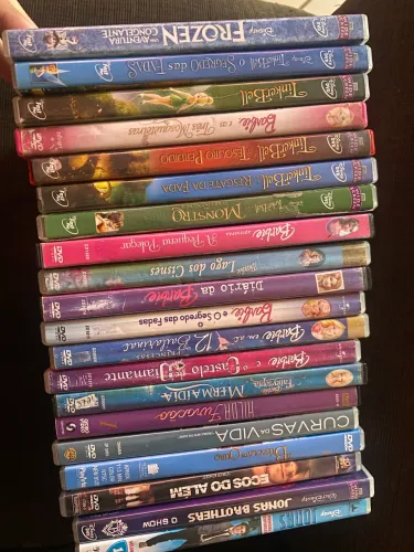 DVD?s diversos Barbie, Tinker Bell, Jonas Brothers, A Bela Adormecida, Disney