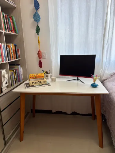 Mesa de escritório elegante 1,15x0,65 em ótima condição