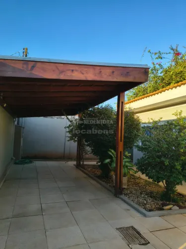 Casa para locação e venda no Jardim Yolanda com 03 quartos, armários e quintal amplo com c