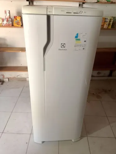 Geladeira Electrolux 240 litros