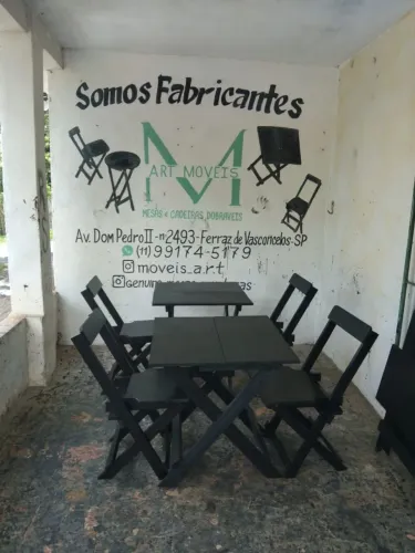 mesas quadradas e cadeiras.