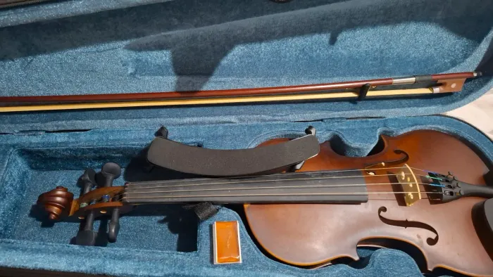 VIOLINO 4/4 + ARCO + ESPALEIRA + BREU + CASE